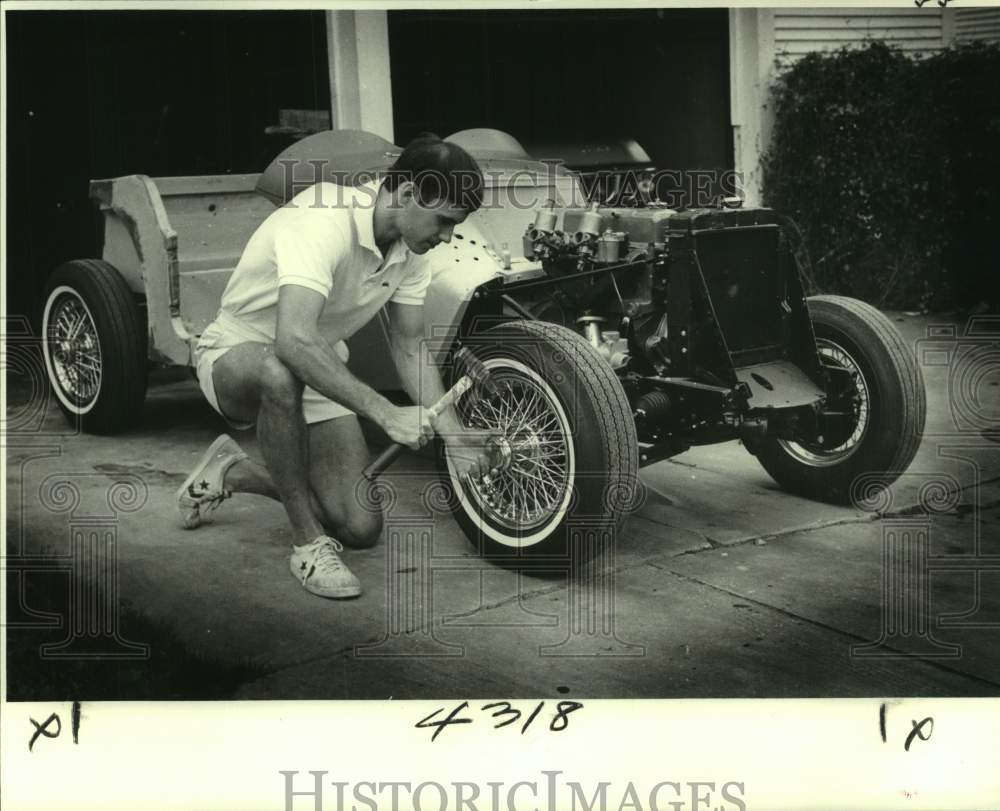 1979 Press Photo Football - Former Tulane Bill Nix Works on Car Restoration- Historic Images