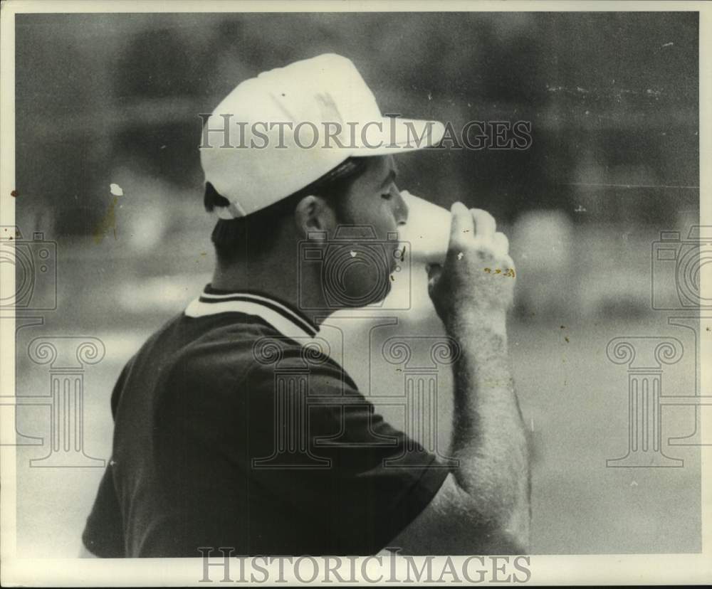 1970 Press Photo Golfer Gary Player taking a water break - nos30218- Historic Images