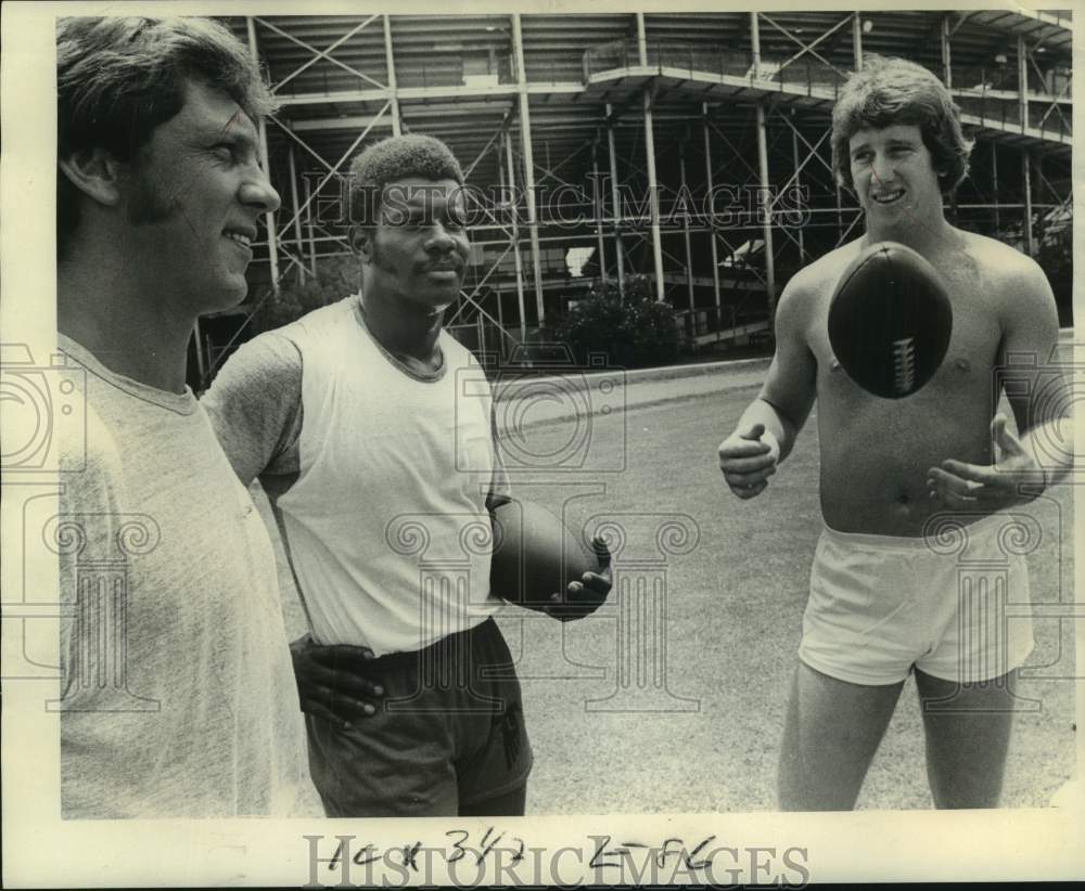 1974 Press Photo New Orleans Saints Football Joe Profit Holding the Ball- Historic Images