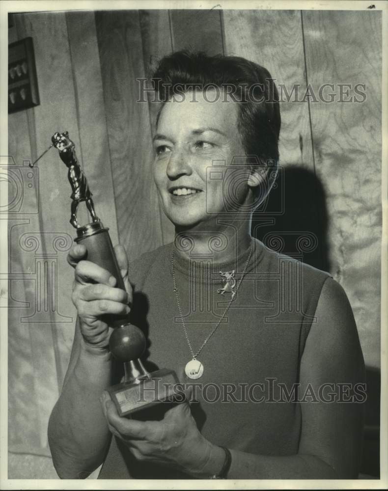 1971 Press Photo Mrs William R Seay holds golf trophy for Ladies St John GC- Historic Images