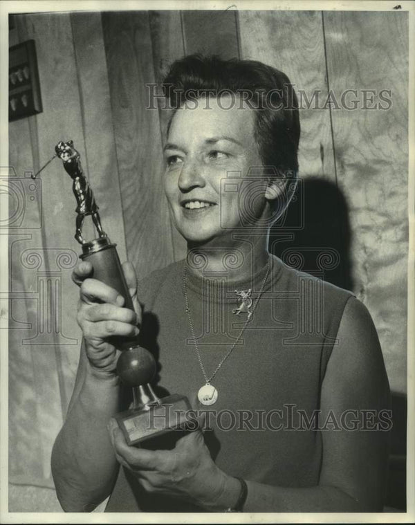 1971 Press Photo Mrs William R Seay holds golf trophy for Ladies St ...