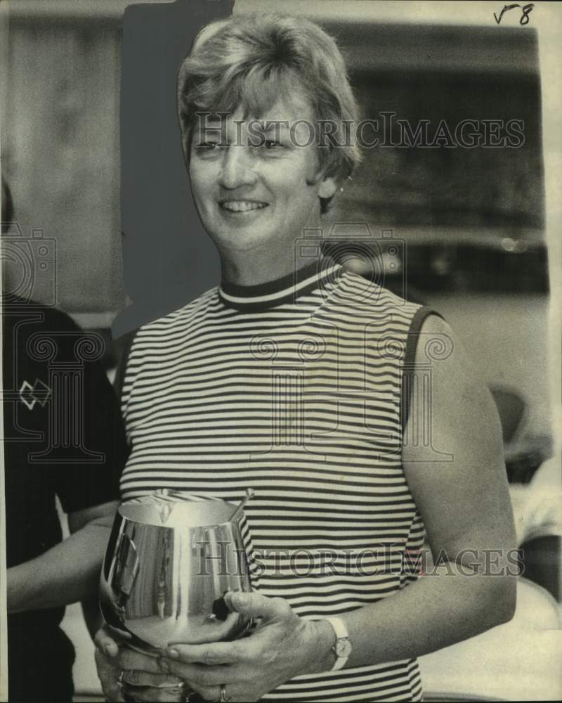 1972 Press Photo Mrs William R Seay holds the Ladies St John Golf Club trophy- Historic Images