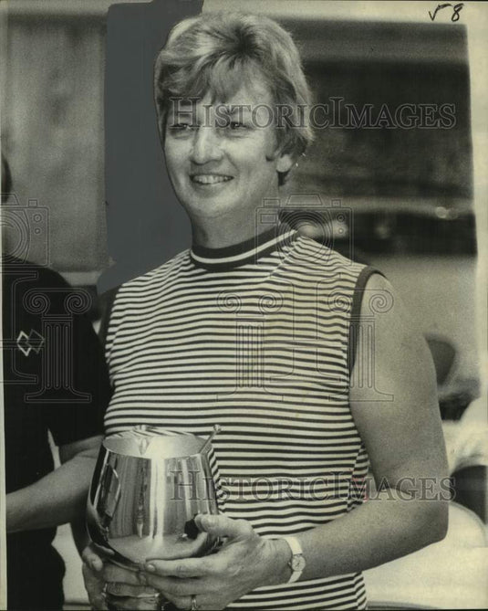 1972 Press Photo Mrs William R Seay holds the Ladies St John Golf Club trophy- Historic Images