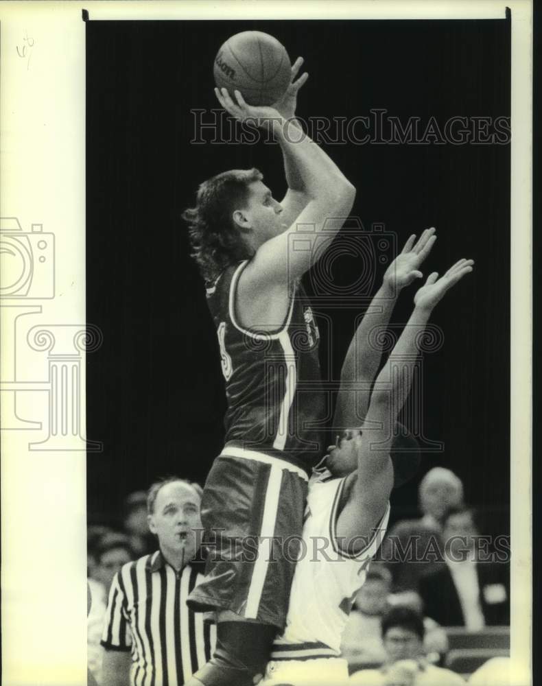 1989 Press Photo Florida and New Orleans play college basketball - nos30345- Historic Images