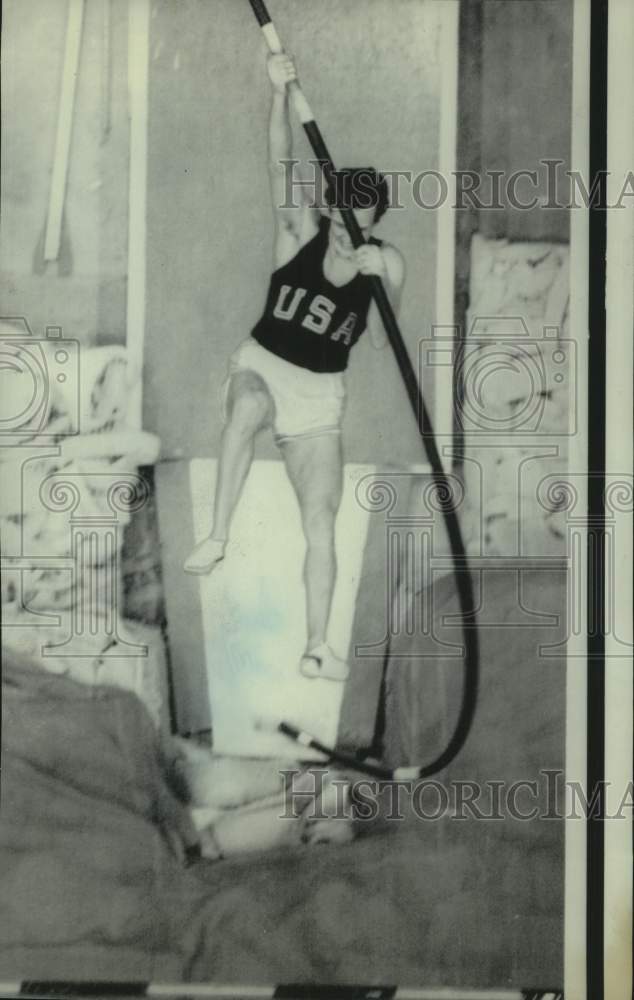 1969 Press Photo World record pole vaulter Bob Seagren at Albuquerque meet- Historic Images