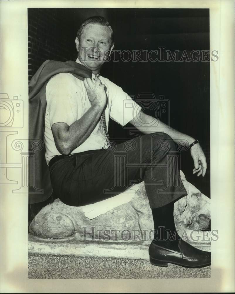 1968 Press Photo St Louis Cardinals baseball manager Red Schoendienst on statute- Historic Images