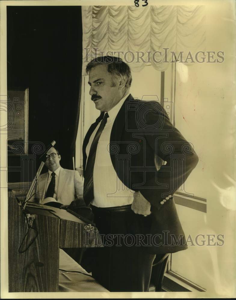 1980 Press Photo Miami University football coach Howard Schnellenberger speaks- Historic Images