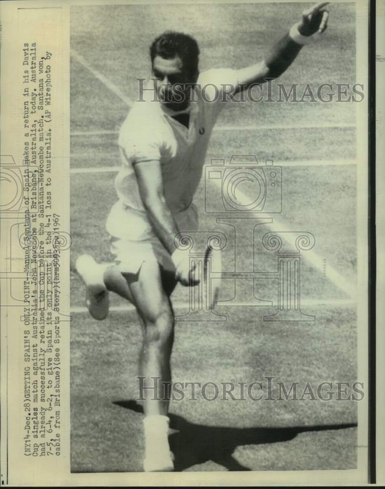 1967 Press Photo Tennis player Manuel Santana of Spain returns shot in Davis Cup- Historic Images