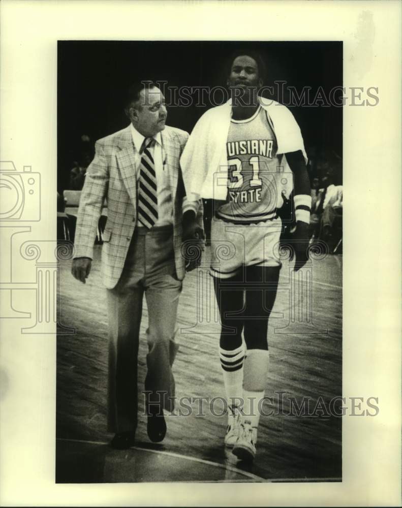 1979 Press Photo LSU basketball player DeWayne Scales walks off court with coach- Historic Images