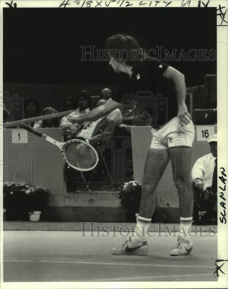 1978 Press Photo Tennis player Bill Scanlon angrily bounces tennis racket- Historic Images