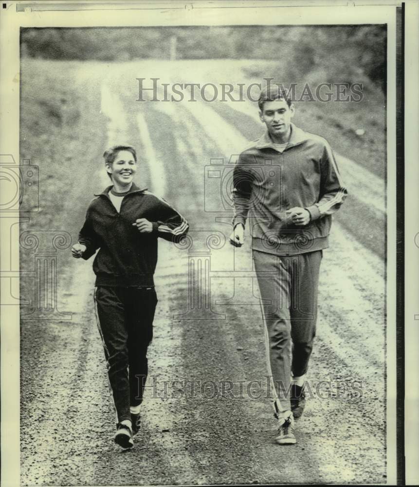 1971 Press Photo Runner Jim Ryun and wife Anne, jog down country road in Oregon- Historic Images