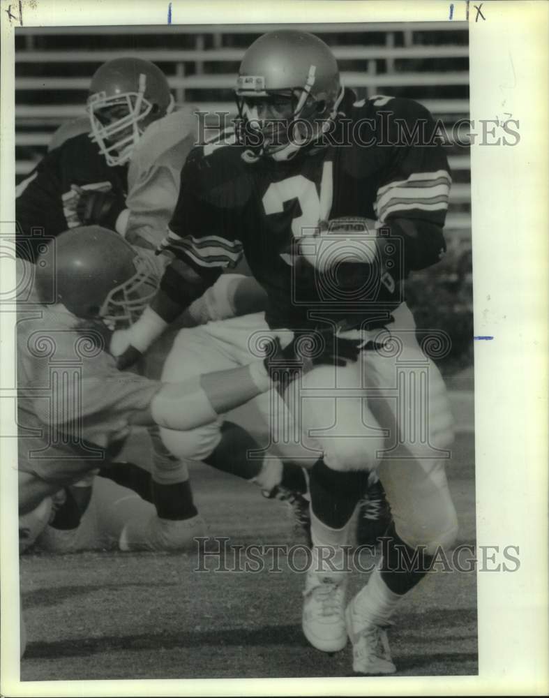 1990 Press Photo Football - Paul Nixon of Covington Eludes Blocker in Scrimmage- Historic Images