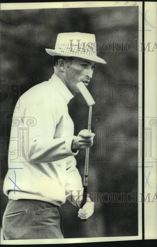 Press Photo Golf - Juan Chi Chi Rodriguez Watches Putt in the Masters- Historic Images