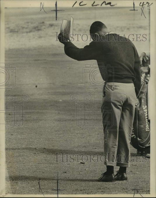 Press Photo Golfer Juan "Chi Chi" Rodriguez tips hat to crowd after a good chip- Historic Images