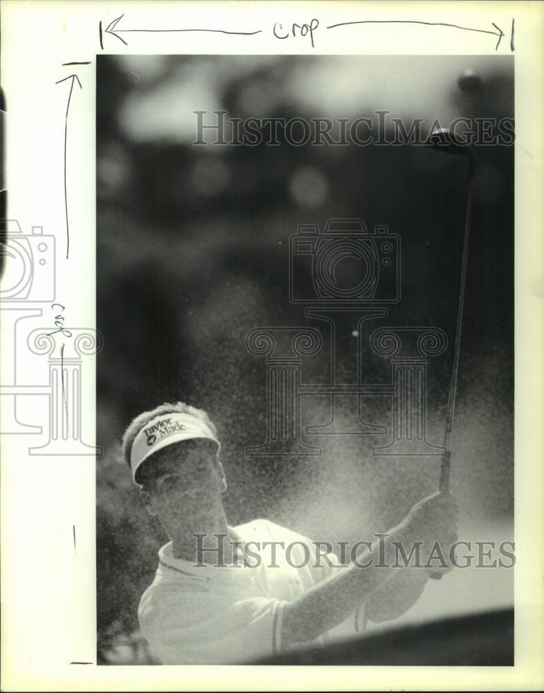 1991 Press Photo Golfer Doug Roecker hits out of the sandtrap in match- Historic Images