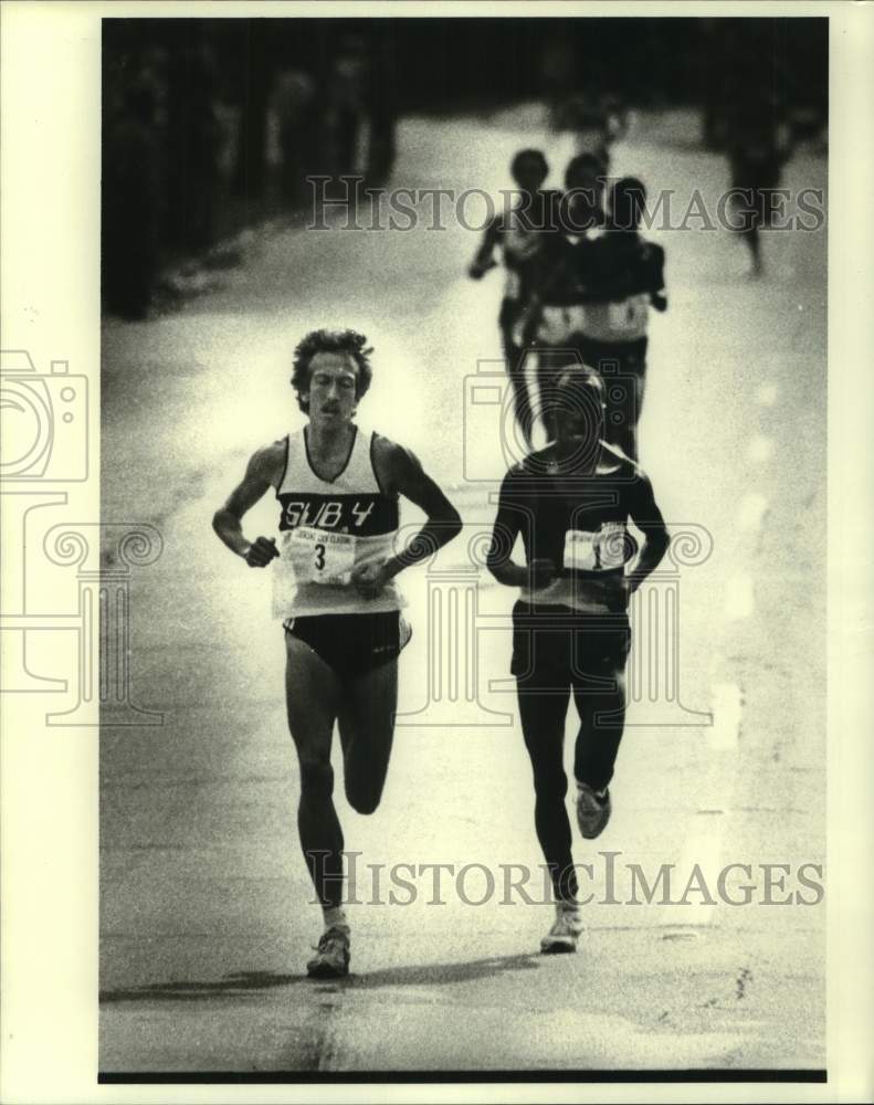 1982 Press Photo Runner Nick Rose battles for the lead during a race - nos30470- Historic Images