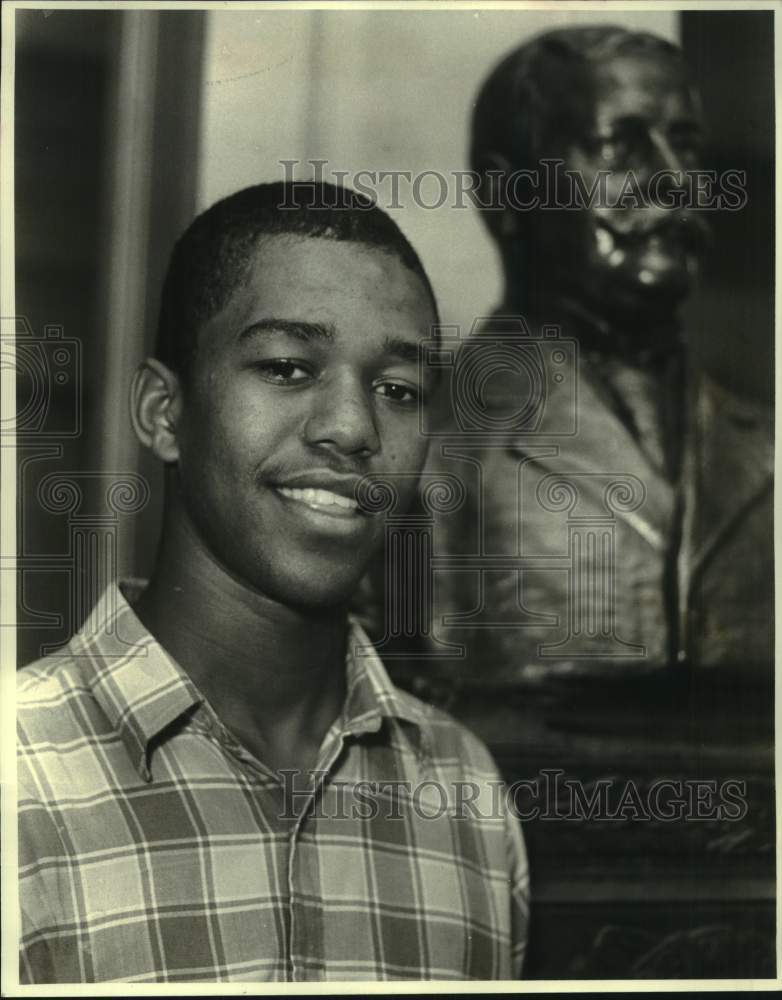 1983 Press Photo Warren Easton HS football player Waldo Sears smiles for photo- Historic Images