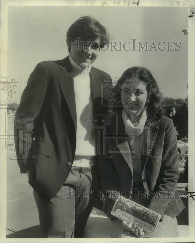 1981 Press Photo Paul Watson &amp; Cathy Schmidt hold a Fair Grounds racing program- Historic Images