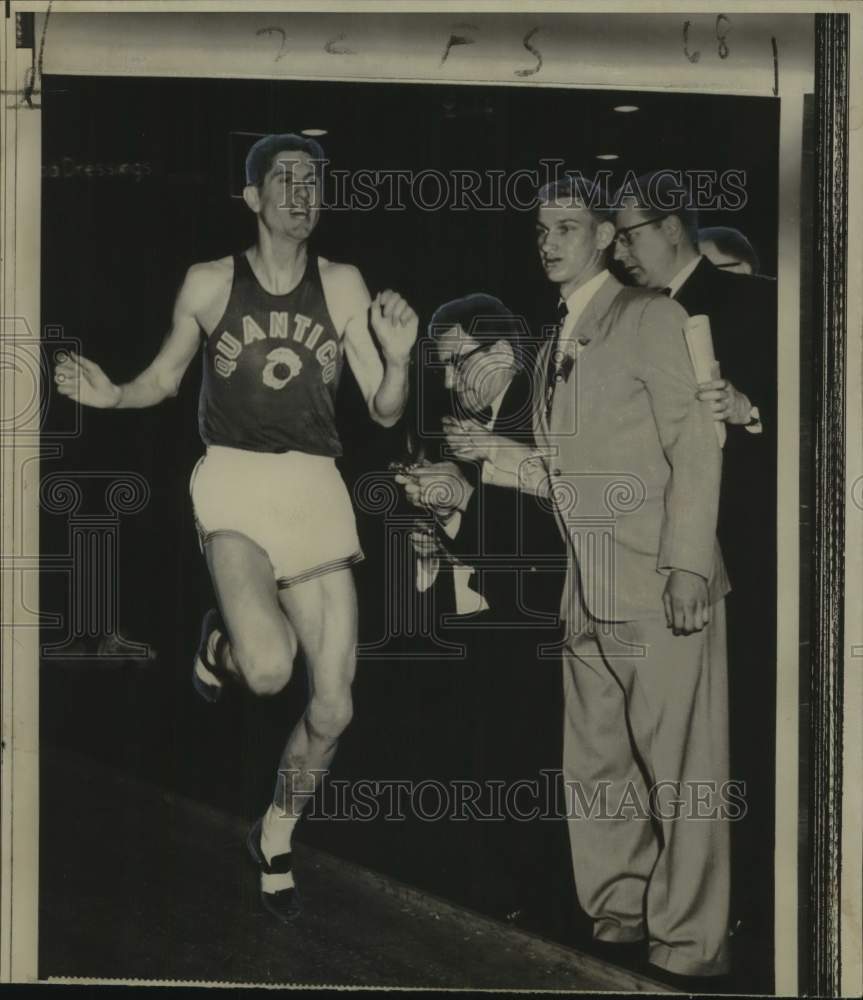 1992 Press Photo Track runner Wes Santee crosses finish line as officials watch- Historic Images