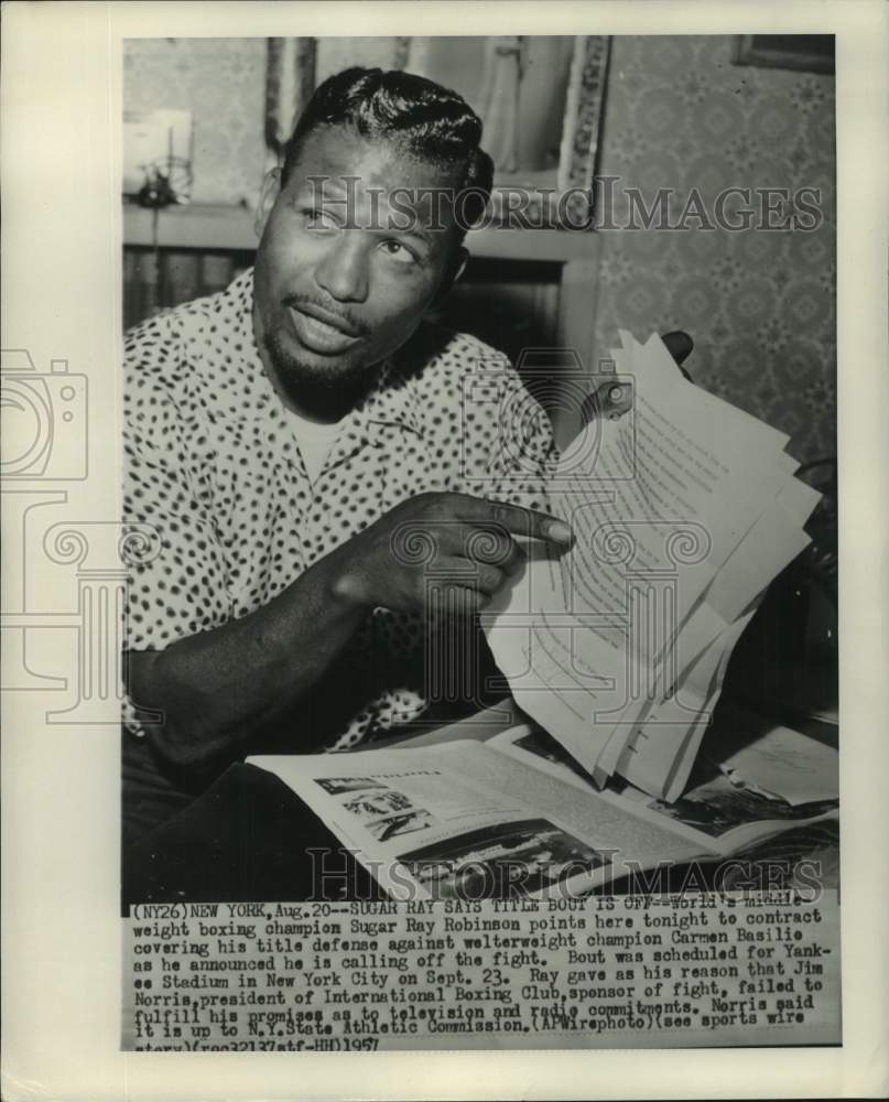 1957 Press Photo Boxer Sugar Ray Robinson holds up his contract in New York- Historic Images