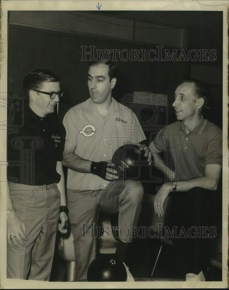 1968 Press Photo Bowler Carmen Salvino holds ball and talks with two men- Historic Images