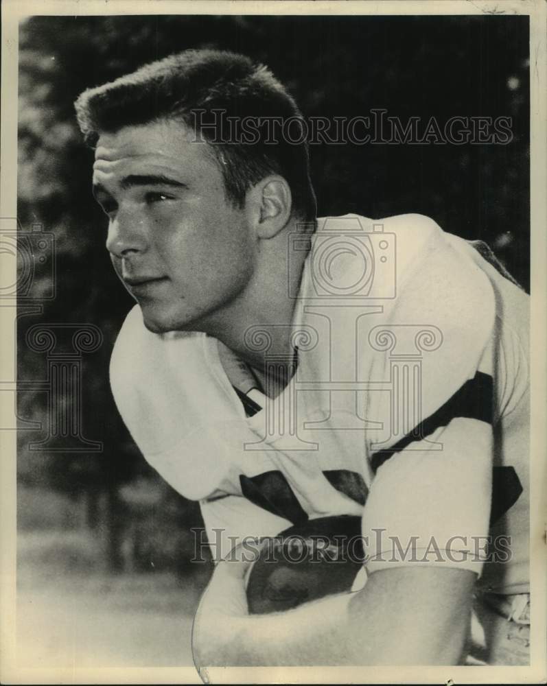 Press Photo Tulane football player Ken Sanders holds the ball in practice- Historic Images