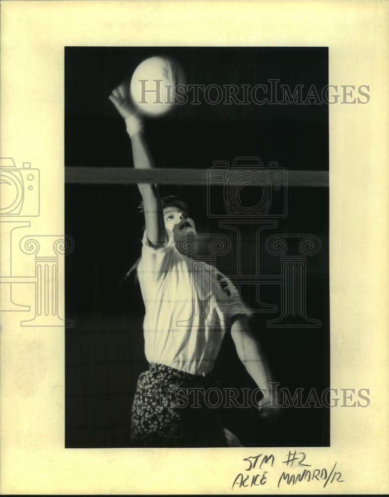 1992 Press Photo St Martin volleyball player Alice Manard spikes the ball- Historic Images