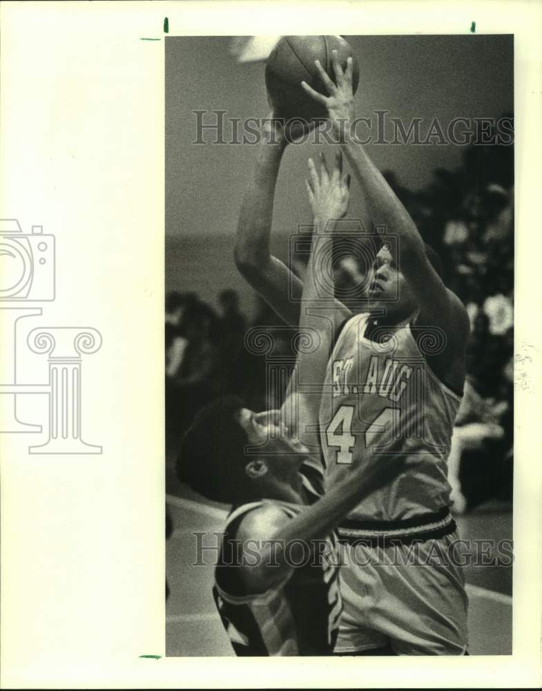 1989 Press Photo St Augustine basketball player Torrey Andrews shoots the ball- Historic Images