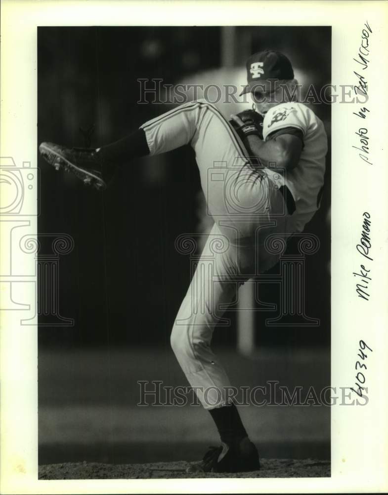 1992 Press Photo Tulane baseball pitcher Mike Romono throws pitch from the mound- Historic Images
