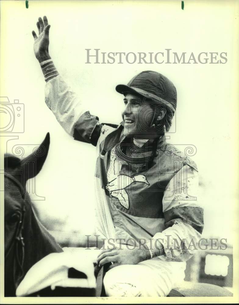1988 Press Photo Jockey Randy Romero sits on race horse and waves to the crowd- Historic Images