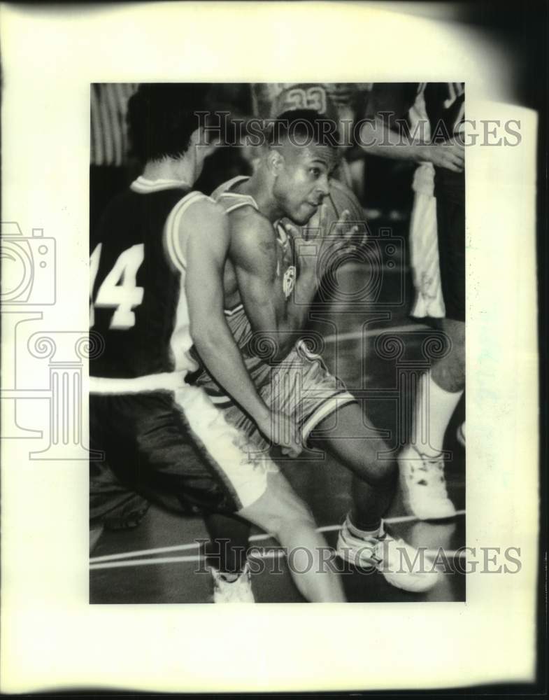 1995 Press Photo St Augustine basketball player Charles Fine goes around defense- Historic Images