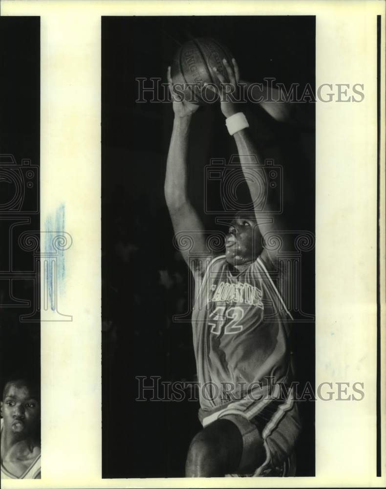 Press Photo St Augustine basketball player Maurice Robertson looks to dunk ball- Historic Images