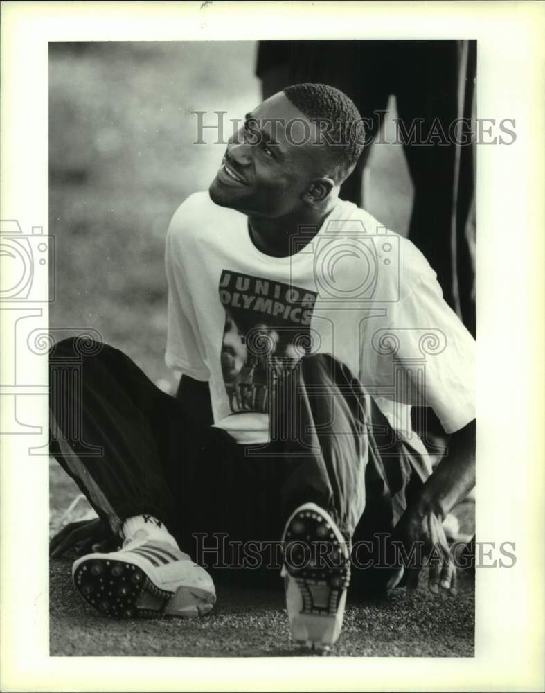 1995 Press Photo St Augustine track star Desmond Johnson talks to teammates- Historic Images