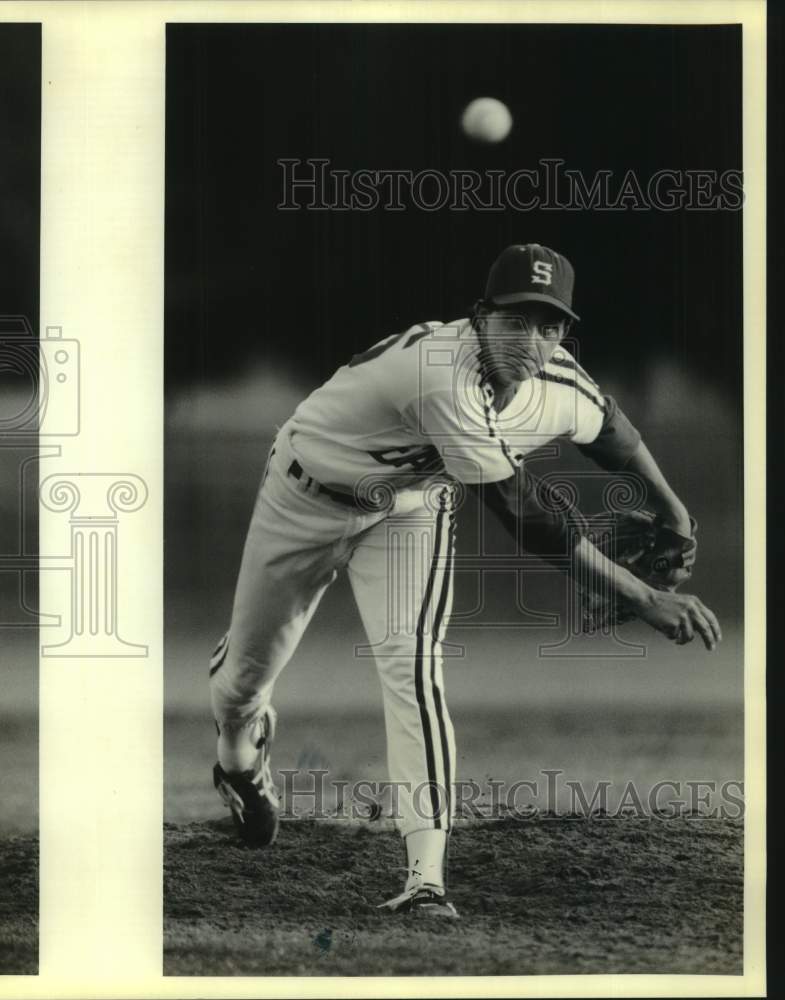 1990 Press Photo Shaw baseball pitcher Ronnie Roth throws pitch in a game- Historic Images