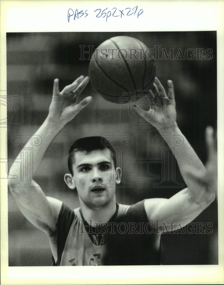 1994 Press Photo LSU basketball player Roman Roubtchenko passes off during drill- Historic Images