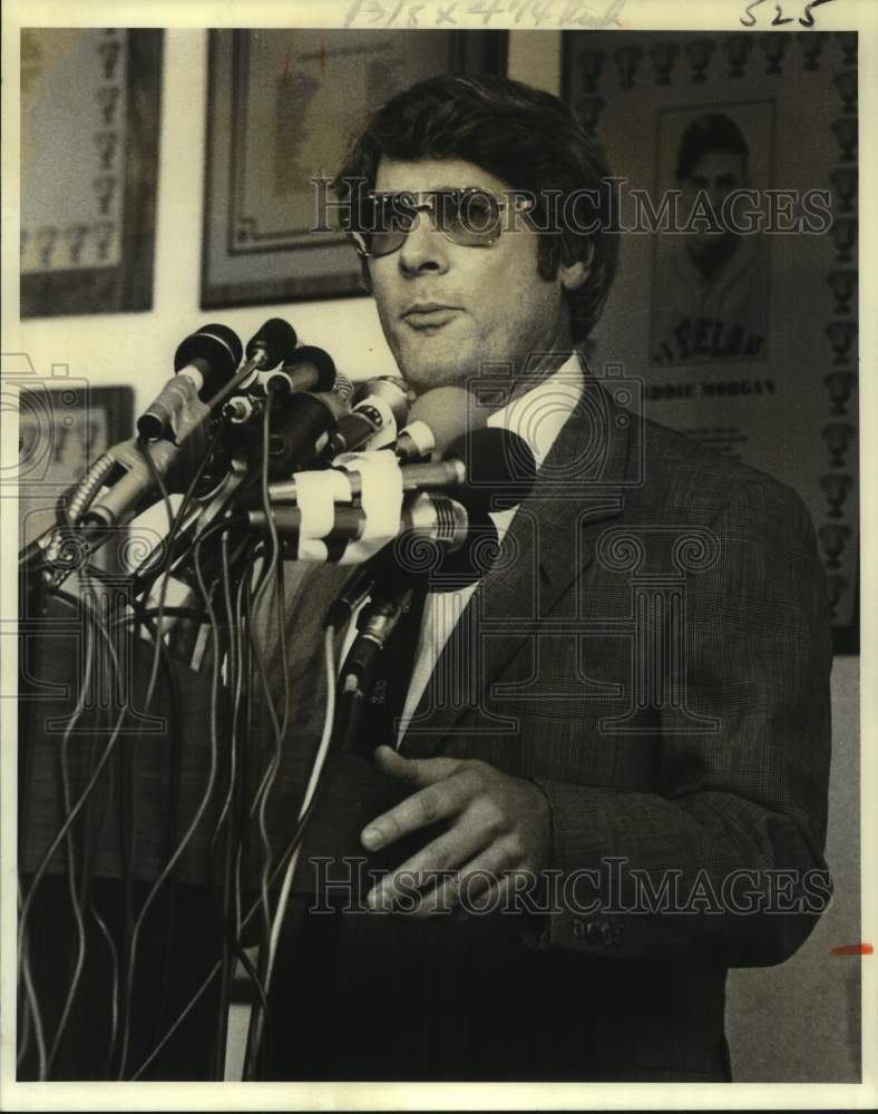 1980 Press Photo New Orleans football general manager Steve Rosenbloom speaks- Historic Images