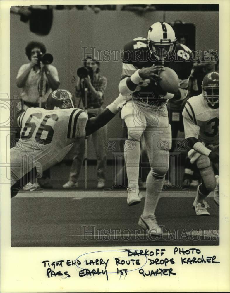 1985 Press Photo Football - Larry Route of Covington Drops Pass - nos30690- Historic Images