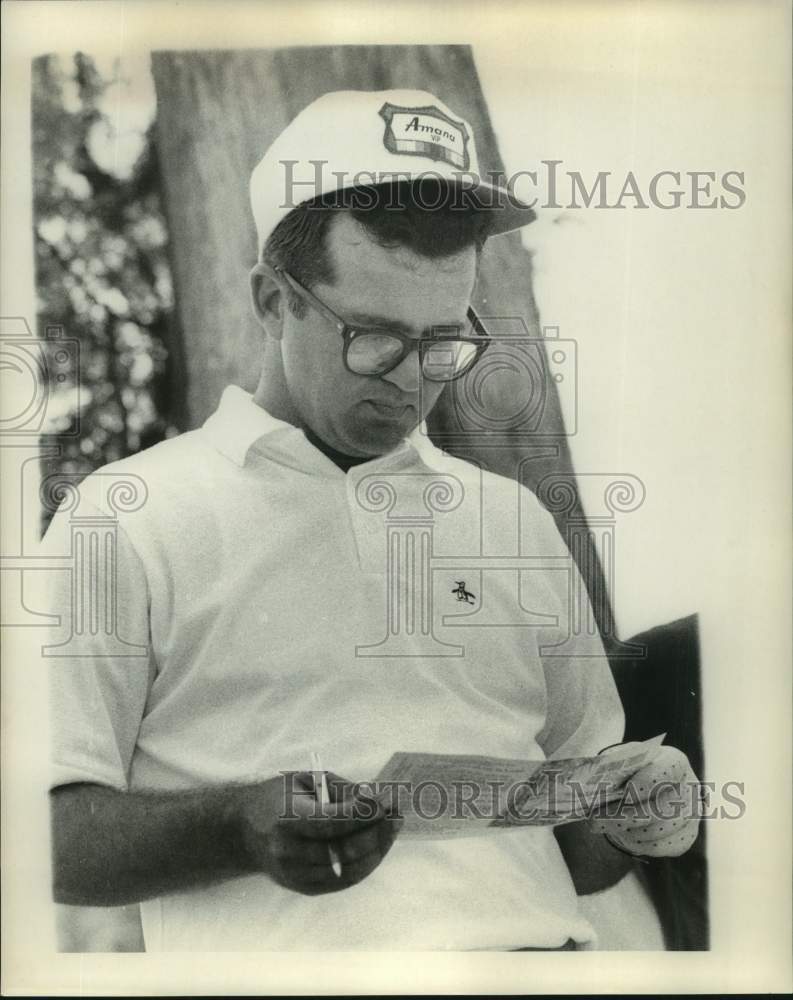 1969 Press Photo Golf - Mason Rudolph Reading Score Card - nos30697- Historic Images