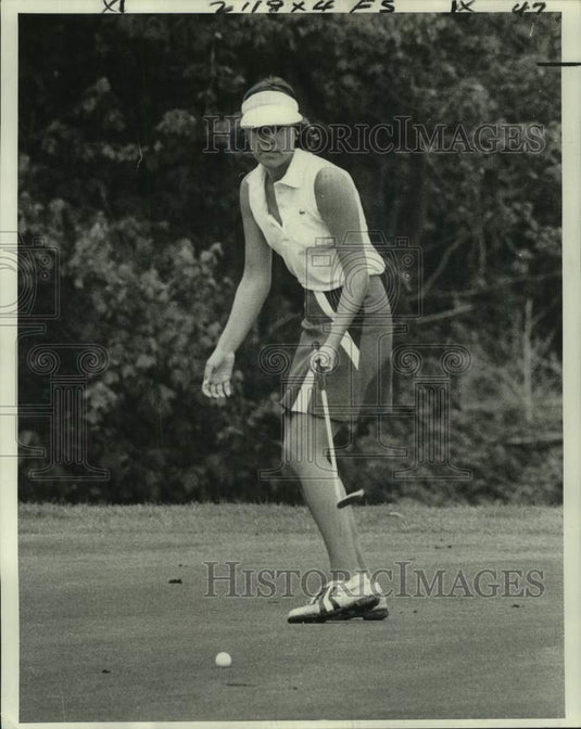 1977 Press Photo Golfer Lori Rogers watches her putt in New Orleans Golf match- Historic Images