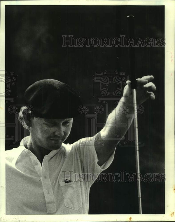 1984 Press Photo Golfer Larry Rinker uses his putter to line up a putt ...