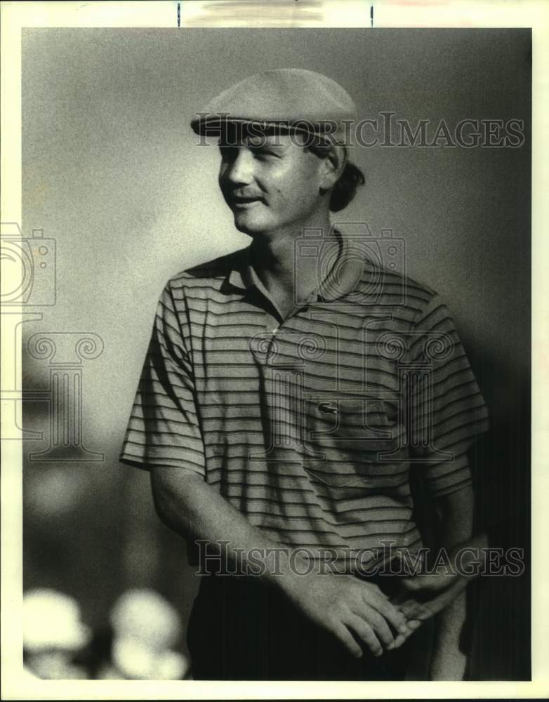1987 Press Photo Golfer Larry Rinker smiles and shakes hand on 18th hole- Historic Images