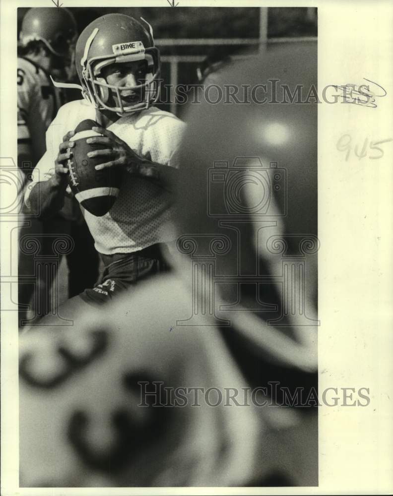 1981 Press Photo West Jefferson football quarterback Stacy Powell in practice- Historic Images