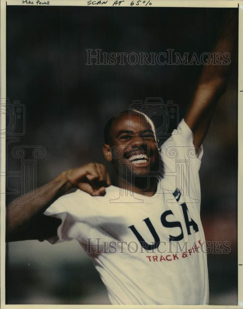 1991 Press Photo Mike Powell celebrates his world record in long jump in Tokyo- Historic Images