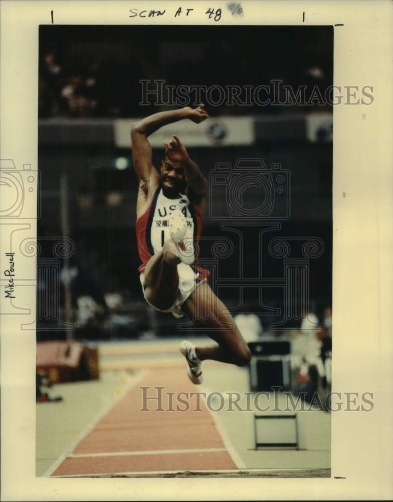 1992 Press Photo Mike Powell flies in the air in men&#39;s long jump in Japan- Historic Images