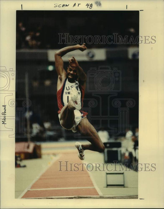 1992 Press Photo Mike Powell flies in the air in men's long jump in Japan- Historic Images