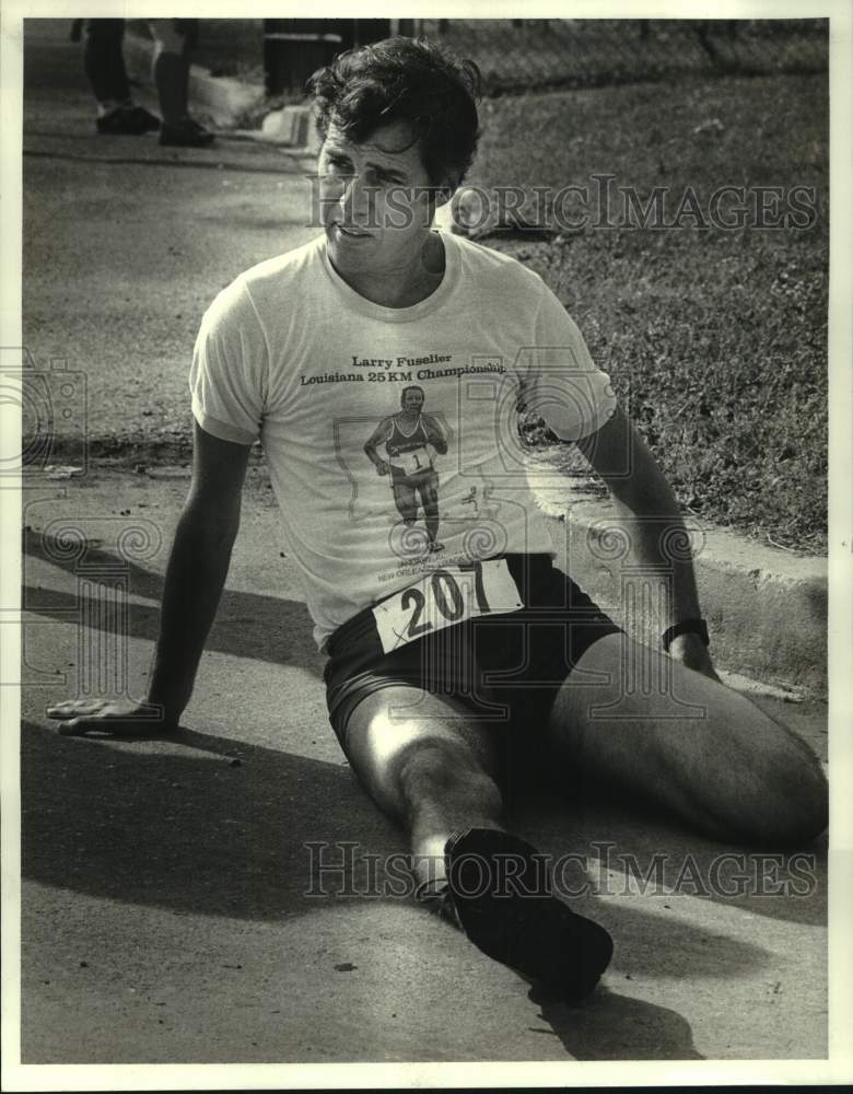 1985 Press Photo Runner Roger Pouyadou of Slidell warms up before Run for Gold- Historic Images