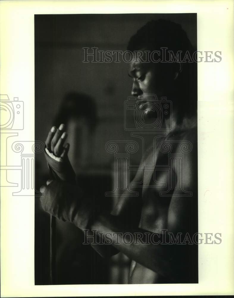 1992 Press Photo Wilbert Porter of the James Joseph Boxing Club puts on gloves- Historic Images