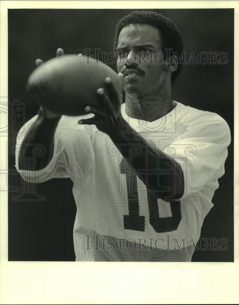 1987 Press Photo Football player Tracey Porter catches pass in practice- Historic Images