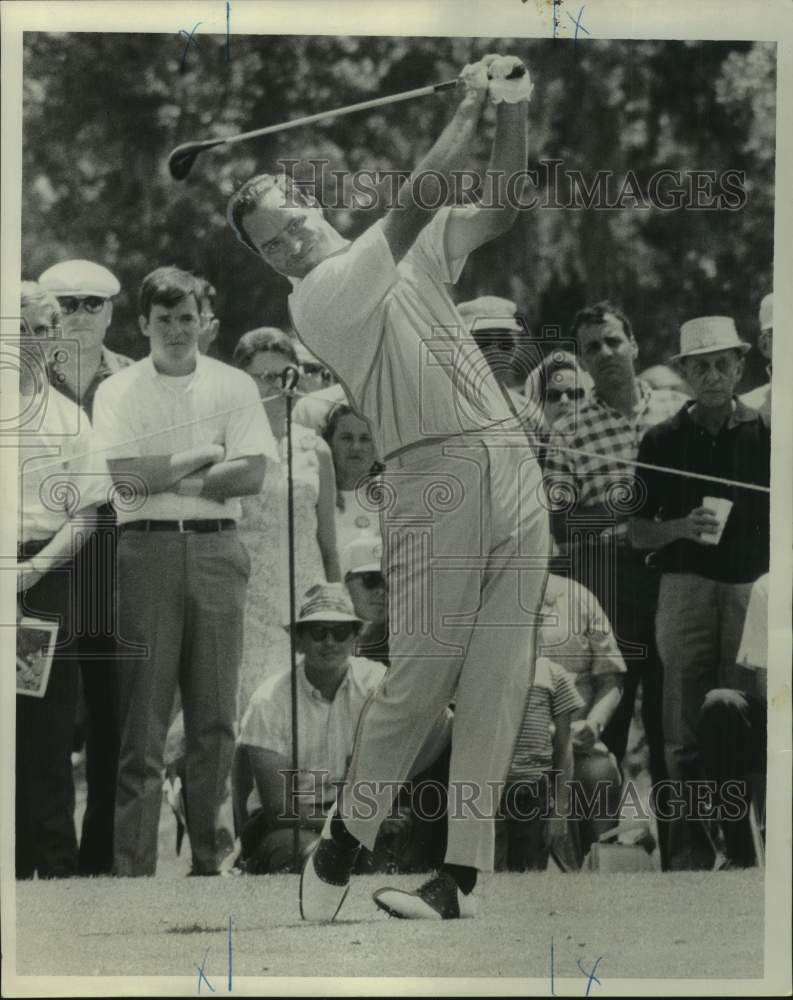 1967 Press Photo Golfer Johnny Pott follows through on tee shot in New Orleans- Historic Images