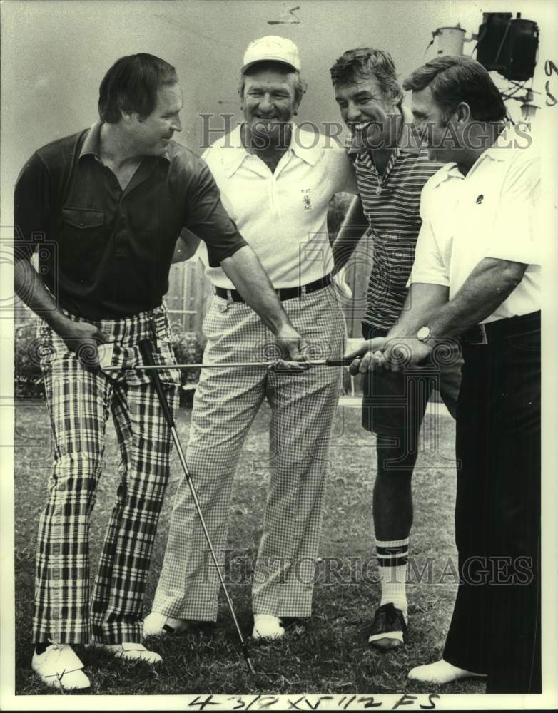 1978 Press Photo Golfer Johnny Pott gives instructions to coach Hank Stram- Historic Images
